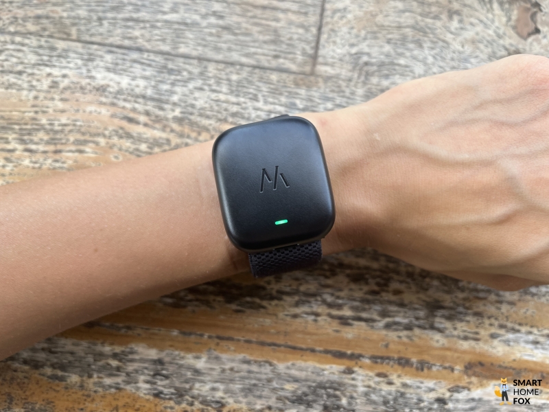 Аккумуляторный блок на браслете Whoop сверху